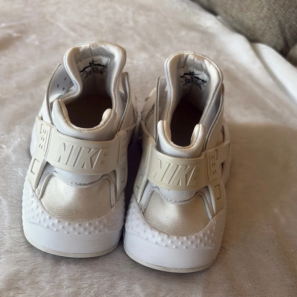 Gently Loved Nike White 2016 Huarache Sneaker **No laces or Inserts **
